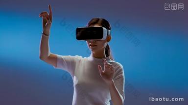 青年女人戴着VR眼镜
